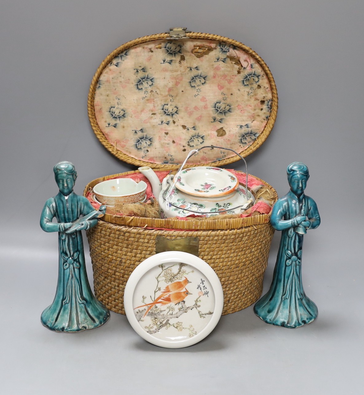 A Chinese teapot and two tea bowls in carrying basket, two Chinese blue figures, and a Chinese enamelled porcelain brush washer, 9.5cm diameter (5)